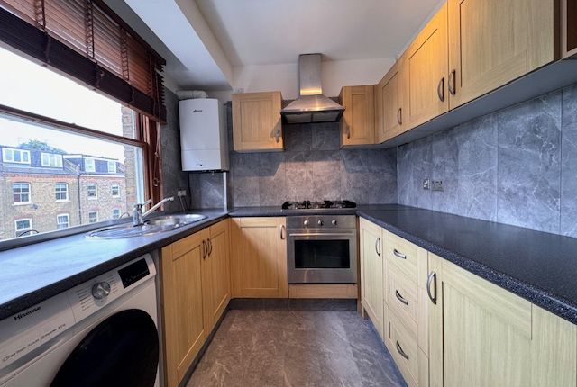 Thumbnail Flat to rent in Alexandra Grove, London