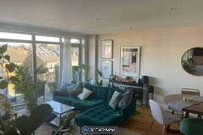 Flat to rent in Tribeca Court, London