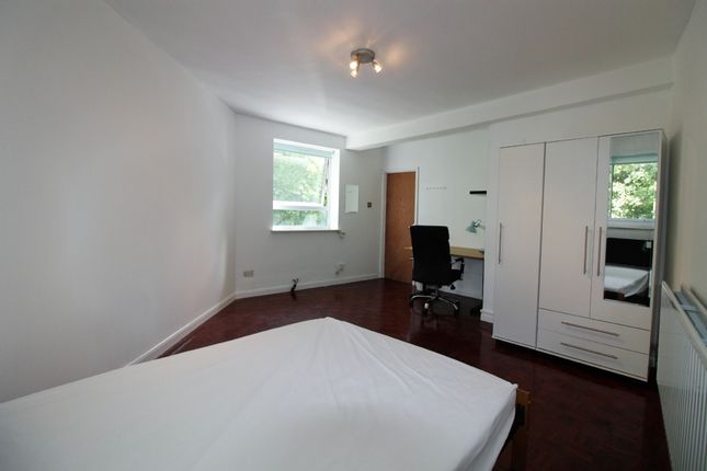 Flat to rent in Phoenix Court, Purchese Street, London