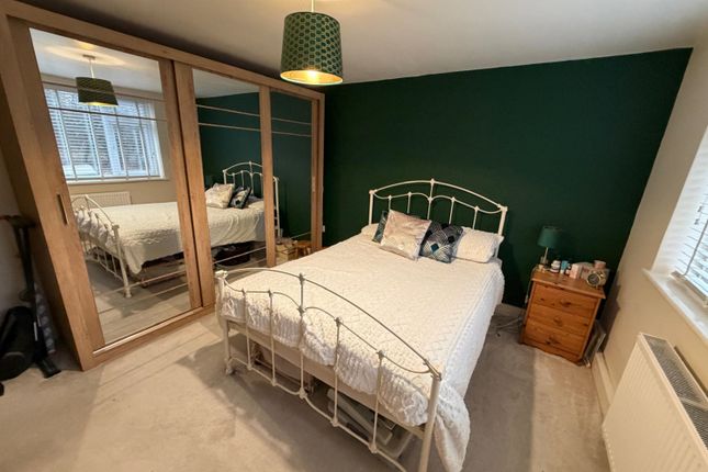 8, Woodhaw, Egham photo 4