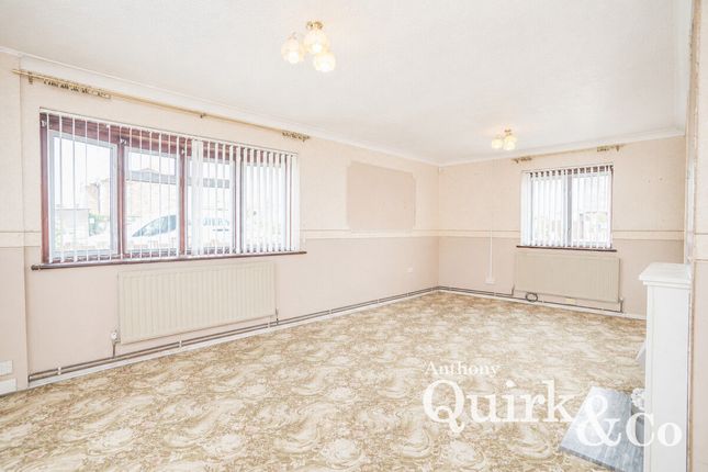 12, The Chilterns, Canvey Island photo 4