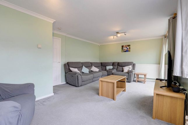 39, Holyrood Close, Reading photo 4