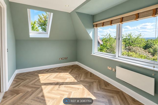 Fountain House Cleeve Road, Leatherhead photo 4