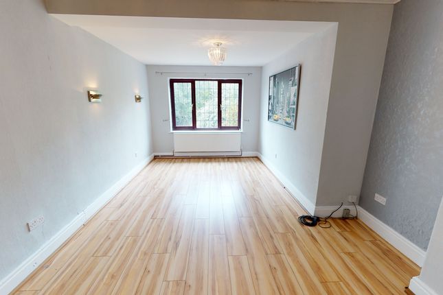 25, Ashfield Drive, Bradford photo 5