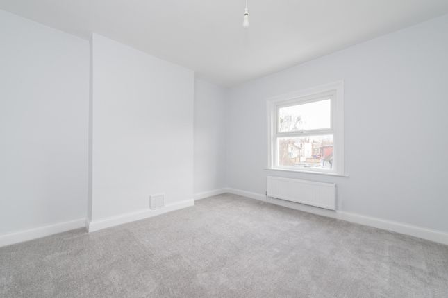 Top Floor Flat, 10, Probyn Road, London photo 4