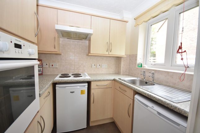 Flat for sale in Palmyra Court, West Cross, Swansea