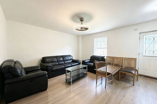 6 Huntington Crescent, LEEDS photo 2