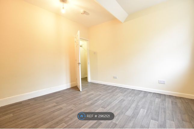 Flat, Crescent Road, Luton photo 2