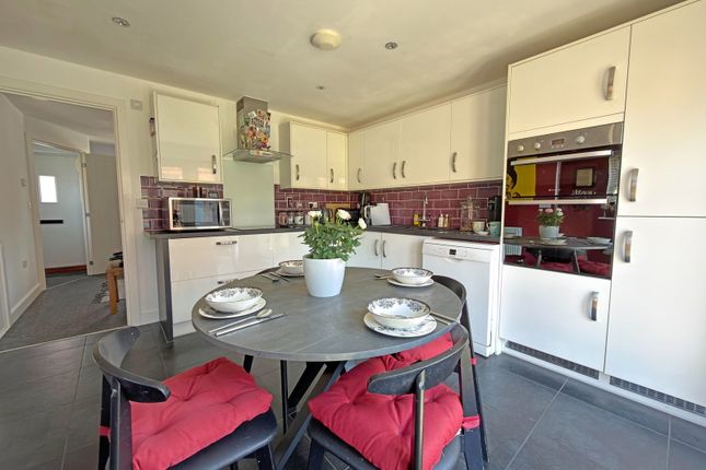 2, Hogarth Court, Halstead photo 3