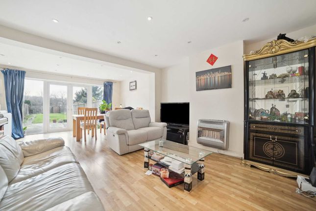 Terraced house for sale in Ridgeview Close, Barnet