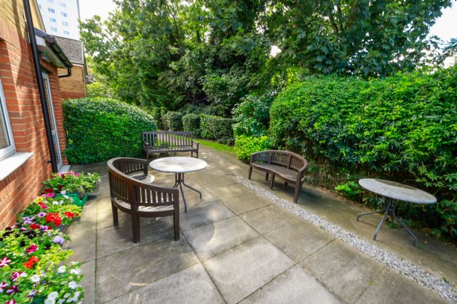 Flat for sale in Hertford Road, Enfield