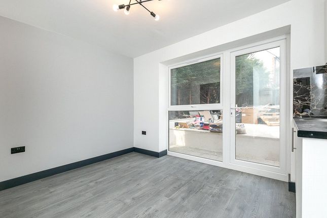 Room 4, Flat 1, 83a, Brighton Road, Surrey photo 4