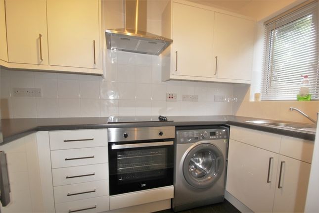 29, Weatherall Close, Addlestone photo 4