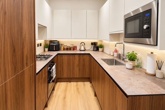 68 James Lane, London photo 3