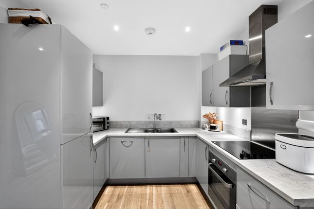 Flat 51/Lysander House, 7 Union Way, London photo 3
