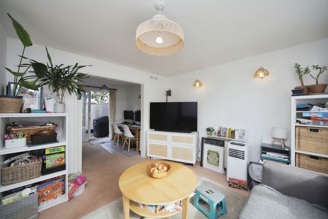 Deane Drive, Taunton photo 3