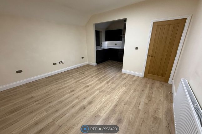 Flat, Fairdene Road, Coulsdon photo 2