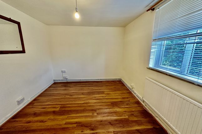 Flat to rent in Victoria Grove, London
