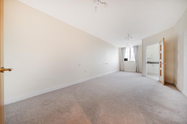 APARTMENT 44 WATSON PLACE, Watson Place, Chipping Norton photo 2