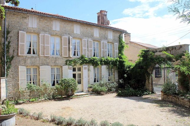 Villa for sale in Melle, Deux Sevres (Niort/Parthenay), Nouvelle-Aquitaine
