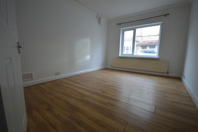 23, Bowling Green Avenue, Northants photo 4