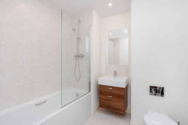 Flat 8 Crested Court, 3, Shearwater Drive, London photo 4
