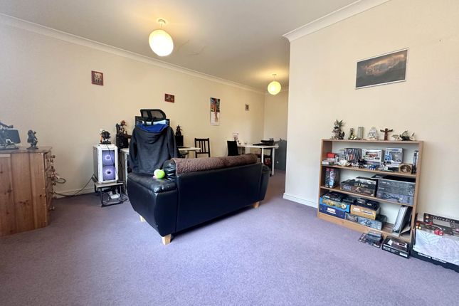 Flat for sale in The Wickets, Luton