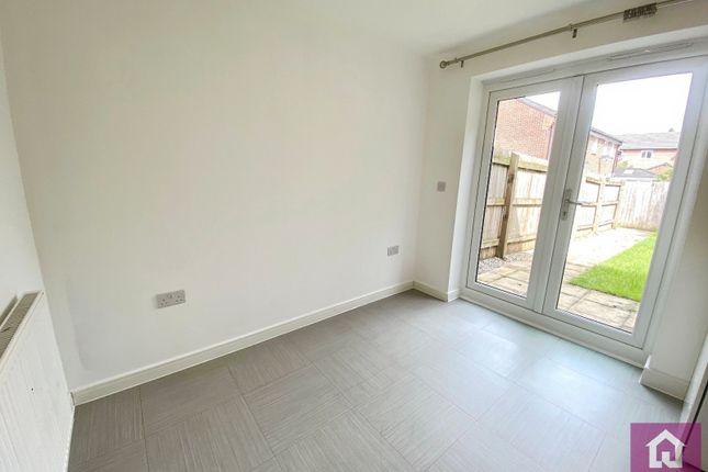 28, Peak Forest Close, Greater Manchester photo 5
