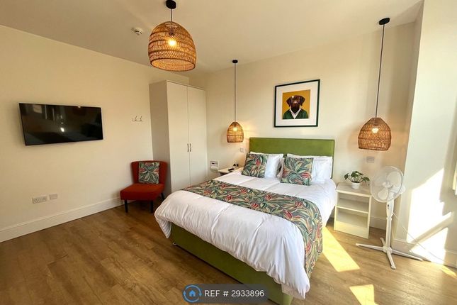 Studio flat on Hubert  Bridgford Road, West Bridgford, Nottingham, £1,150/mo