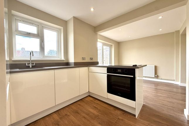 44, Petten Grove, Orpington photo 3