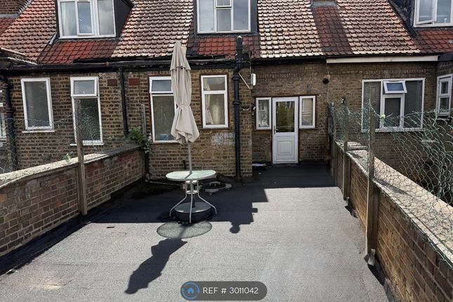 A Wood Lane, Dagenham photo 3