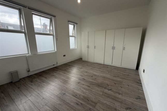 Flat C, 2-8, Winchester Road, Chingford photo 2