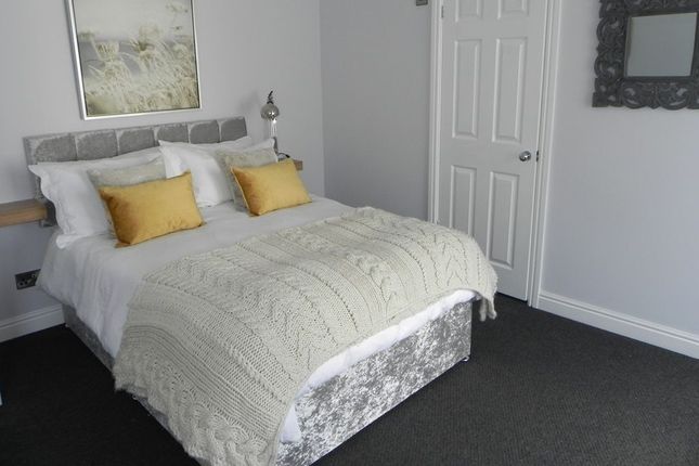 Room 4, 114 Park Grove., Hull photo 2
