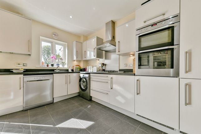 5, Pembridge Gardens, STEVENAGE photo 4