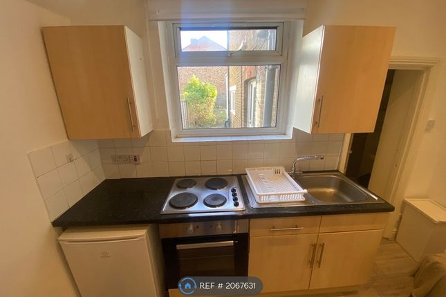 Flat to rent in Whittington Road, London
