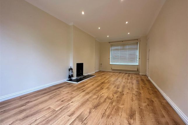 Spring Hills, Harlow photo 3