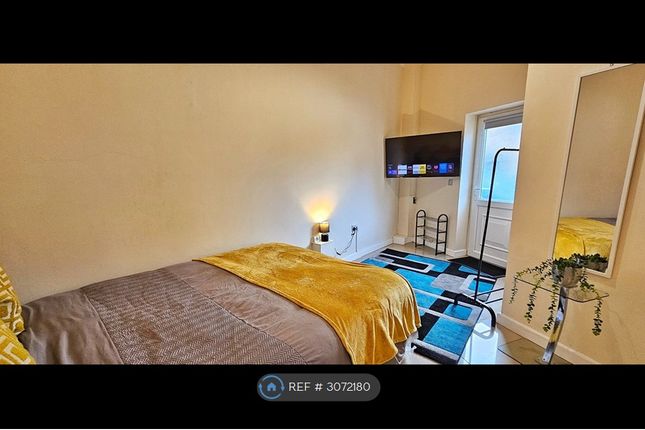 Studio flat on Ilford, £1,600/mo