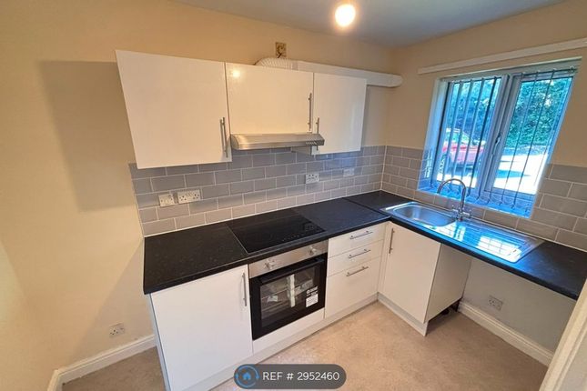 Berkeley Crescent, Hyde photo 3