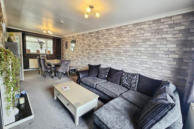 9, Potters Crescent, Ash photo 2