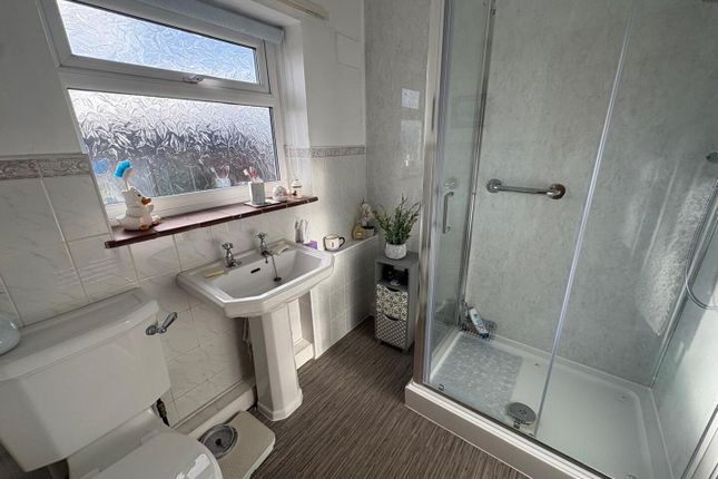 6, Rose Gardens, Neston photo 4