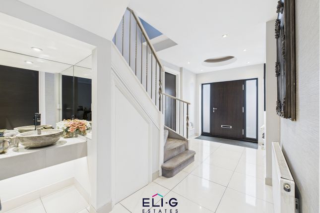 12 Sinclair Grove, London photo 2