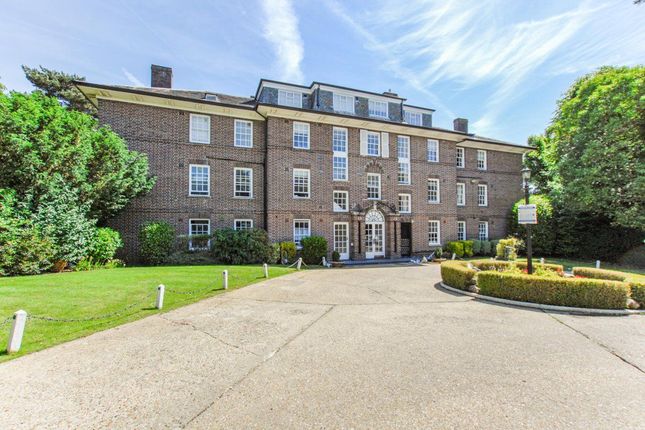 Flat to rent in Park Lawn, Farnham Royal, Slough