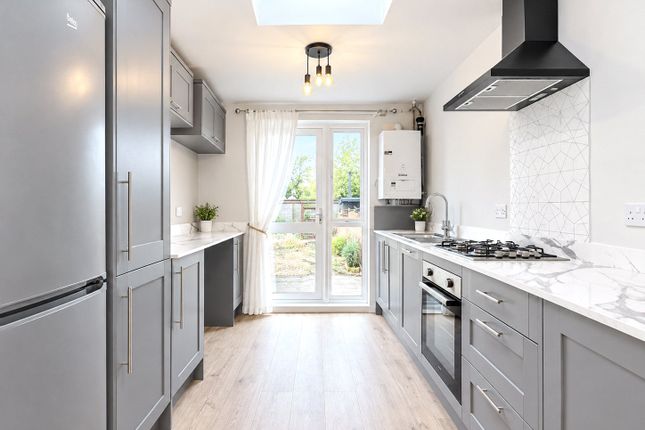 21, Lovelace Green, London photo 3