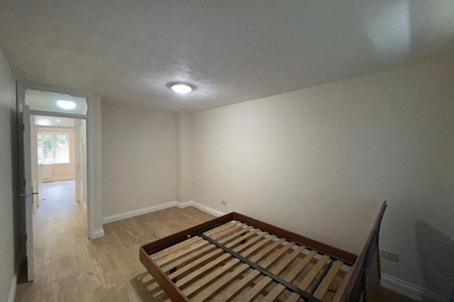 00, Linden Avenue, Ruislip photo 2