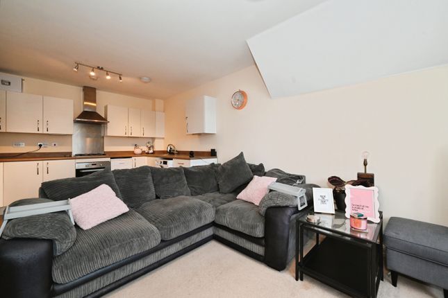 Flat 6, 21 Jasmine Square, Reading photo 2