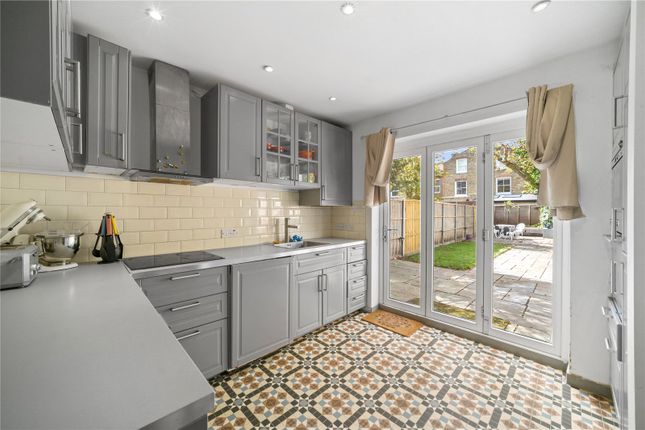 Flat B, 138, Bedford Hill, London photo 4
