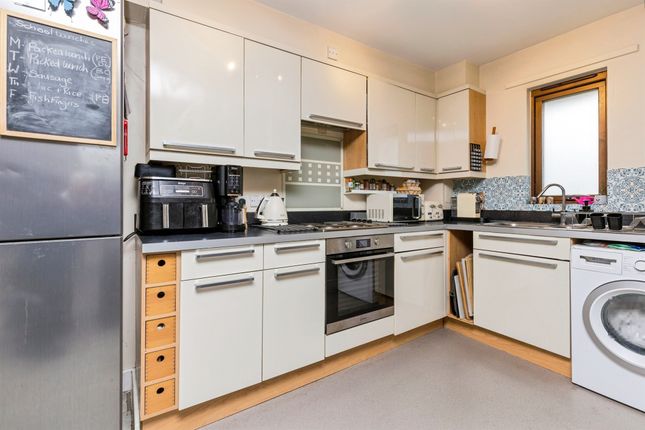 11, Oakwood Court, Crawley photo 5