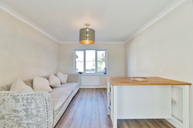 Flat 4 Trident Court,, Baker Crescent, Kent photo 4
