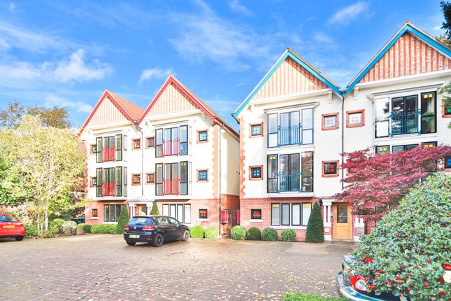Flat for sale in Coombe Road, New Malden