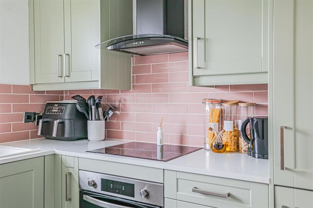 54 Bovingdon Court, Windsor Close, Hemel Hempstead photo 3